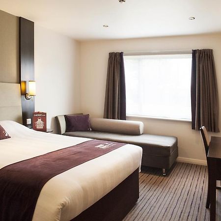Premier Inn Basingstoke West Buitenkant foto