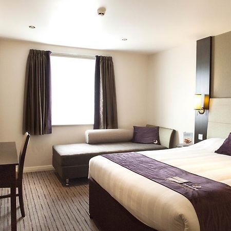 Premier Inn Basingstoke West Buitenkant foto