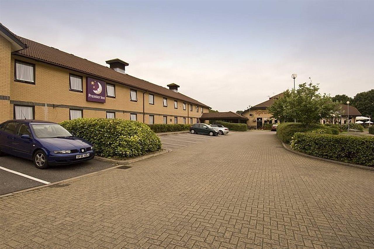 Premier Inn Basingstoke West Buitenkant foto