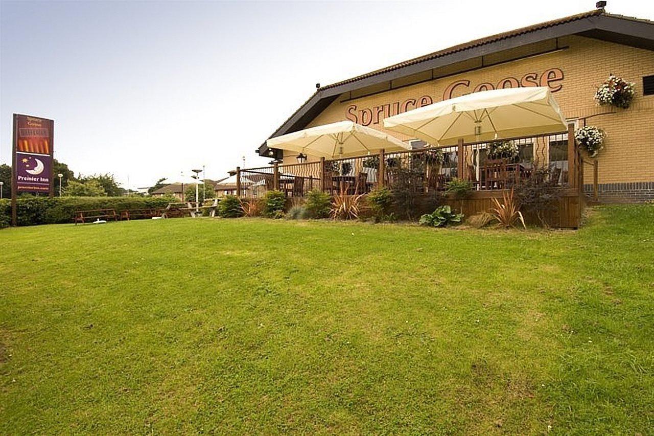 Premier Inn Basingstoke West Buitenkant foto