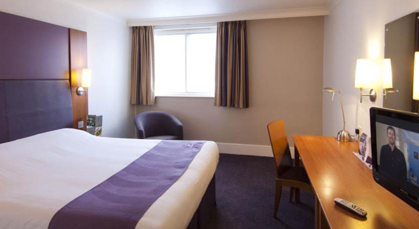 Premier Inn Basingstoke West Buitenkant foto