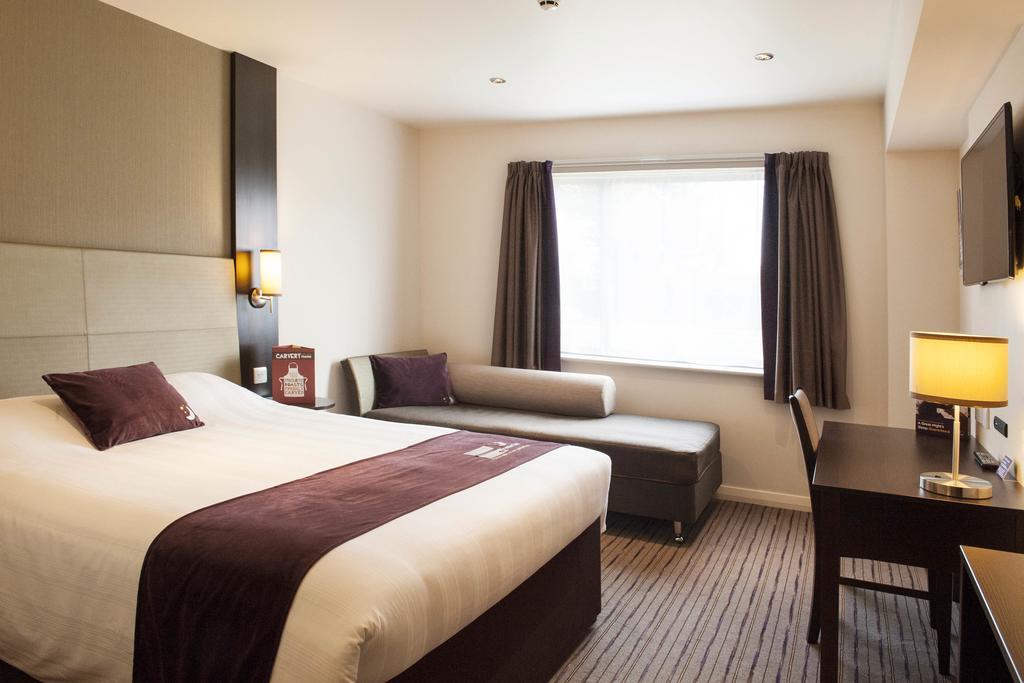 Premier Inn Basingstoke West Buitenkant foto