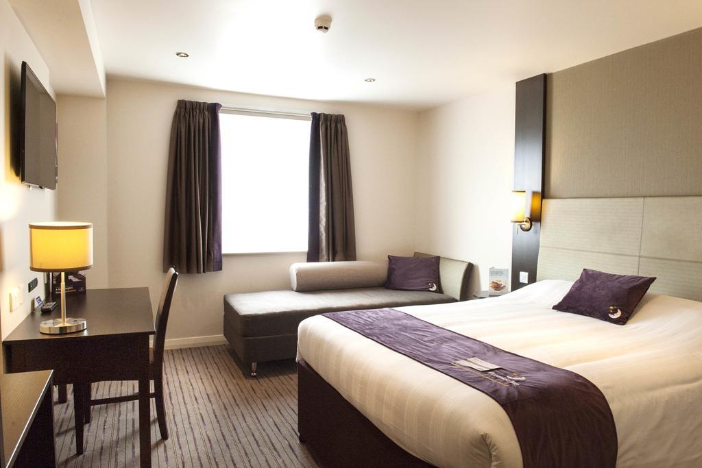 Premier Inn Basingstoke West Buitenkant foto