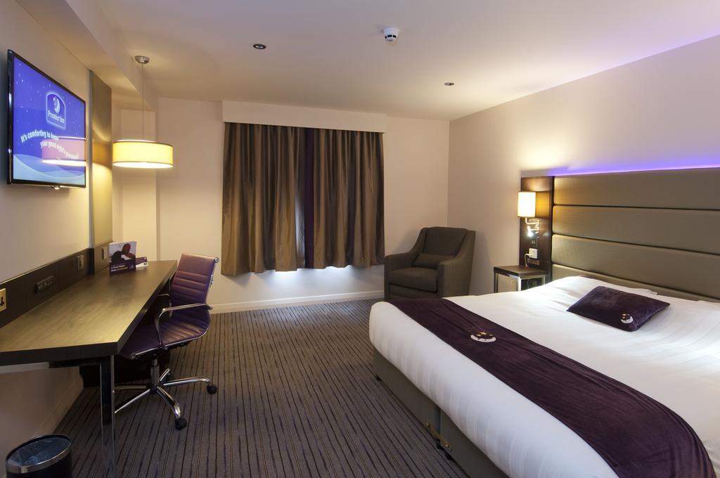Premier Inn Basingstoke West Buitenkant foto