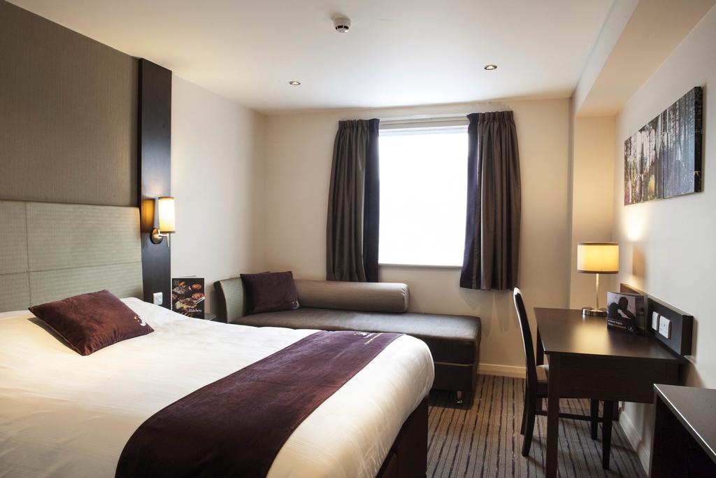 Premier Inn Basingstoke West Buitenkant foto