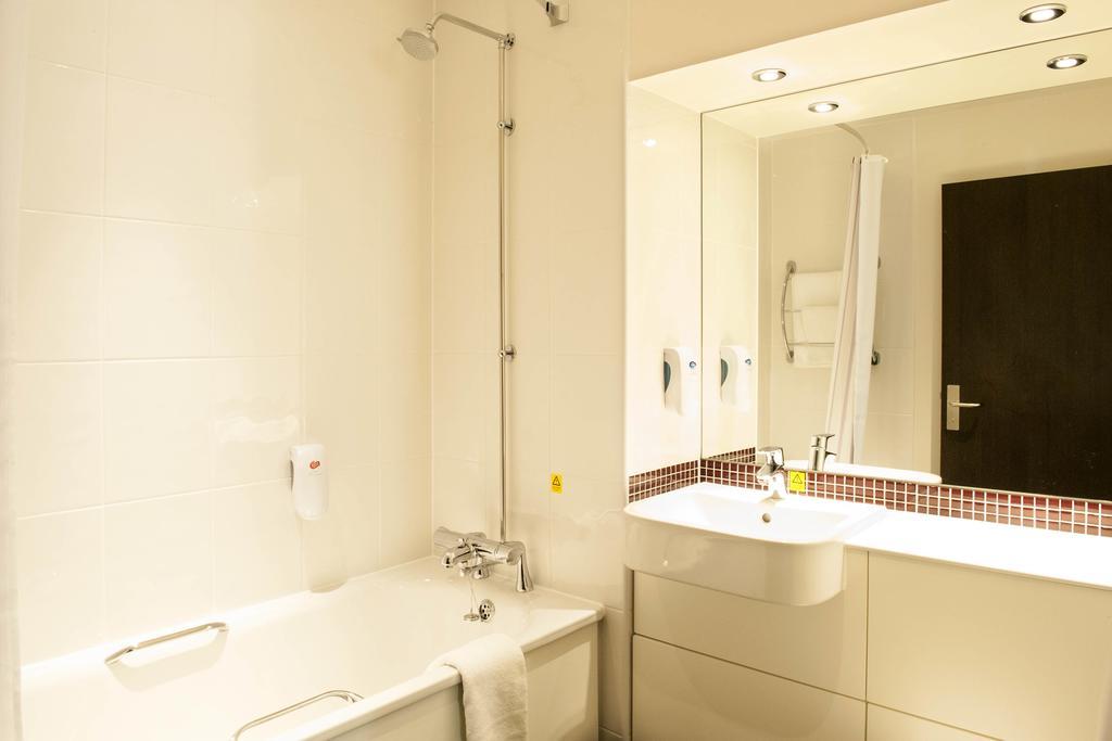 Premier Inn Basingstoke West Buitenkant foto