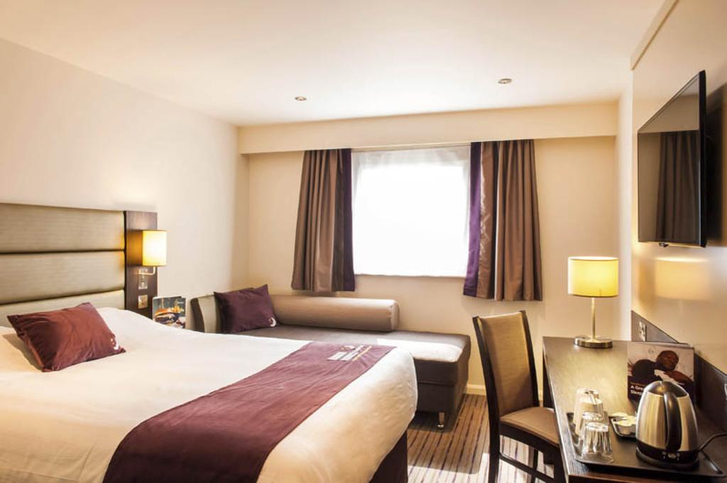 Premier Inn Basingstoke West Buitenkant foto