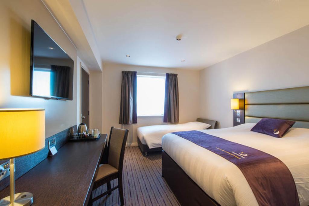 Premier Inn Basingstoke West Buitenkant foto