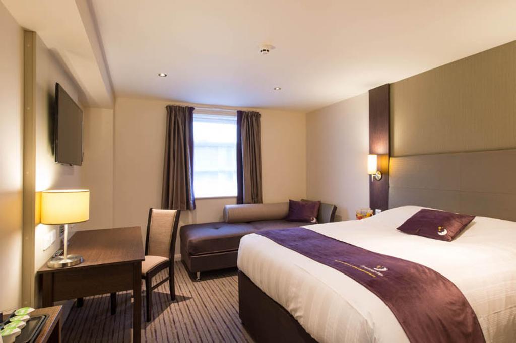 Premier Inn Basingstoke West Buitenkant foto
