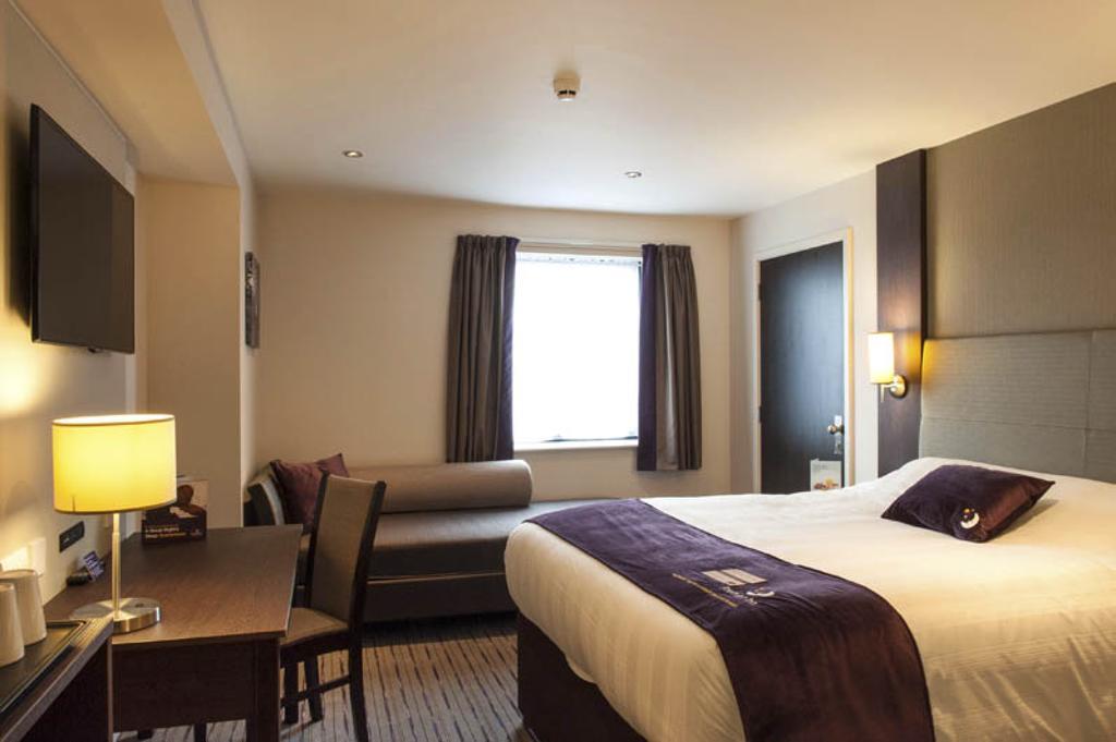 Premier Inn Basingstoke West Buitenkant foto