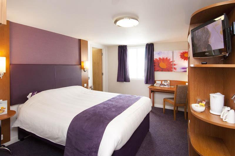Premier Inn Basingstoke West Buitenkant foto