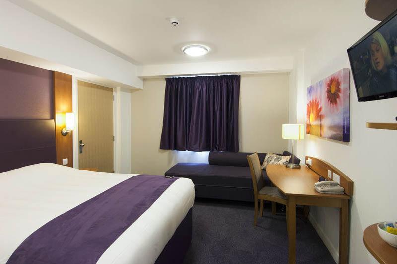 Premier Inn Basingstoke West Buitenkant foto