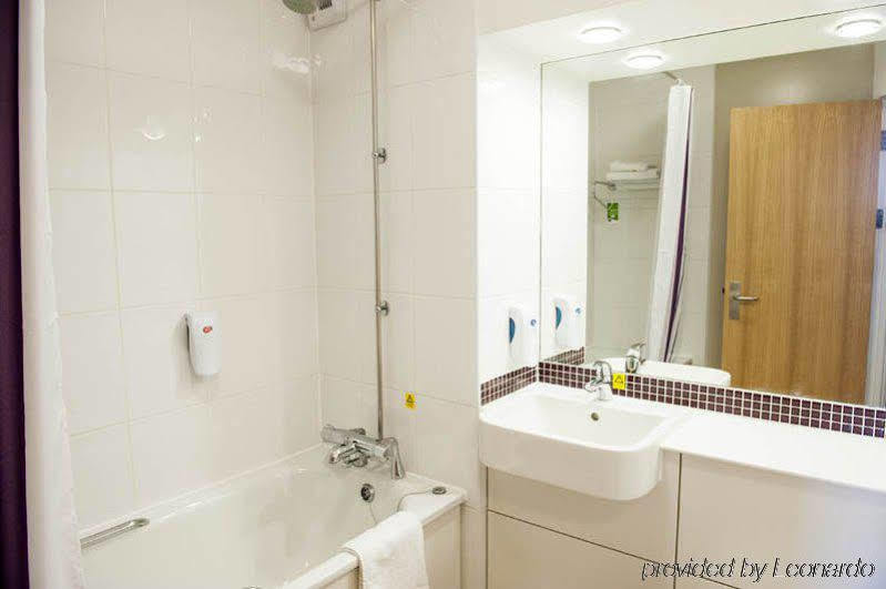 Premier Inn Basingstoke West Buitenkant foto